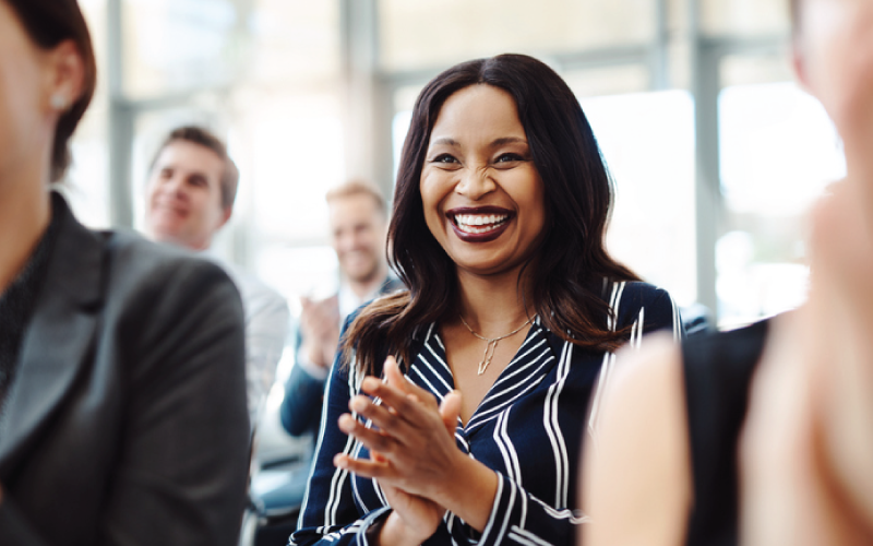 employees-are-applauding-a-presenter-in-leadership-meeting-800x500px