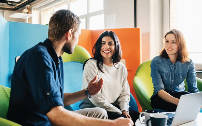 employees-are-asking-questions-during-a-company-welcome-meeting-800x500px